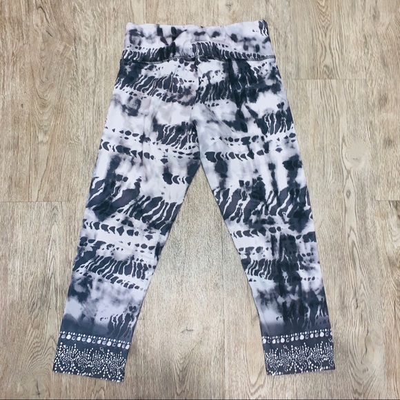 Onzie | Graphic Crop Leggings - Picture 4 of 8